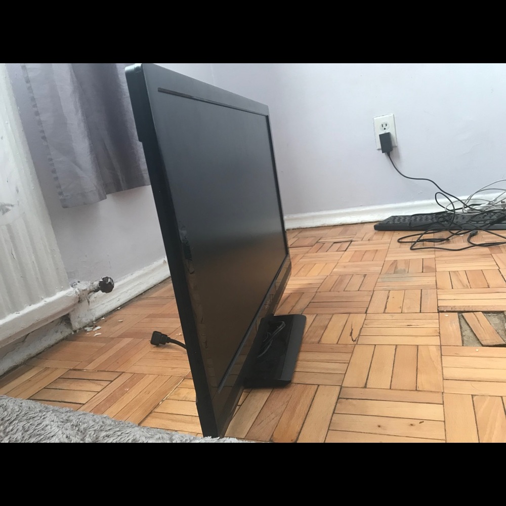 Small Insignia TV - Picture 3 of 11
